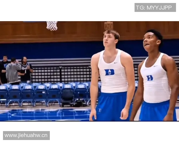 弗拉格首次尝试大个子阵容自信与浓眉共担后卫角色 弗拉格首次尝试大个子阵容自信与浓眉共担后卫角色