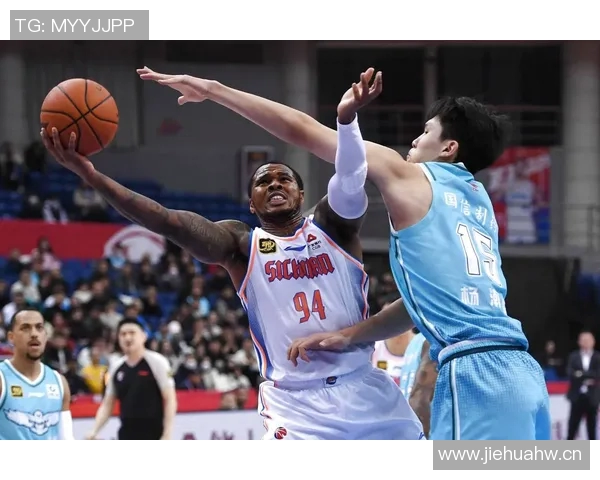 罗威称赞杨瀚森训练表现出色竞争对手的认可让人刮目相看