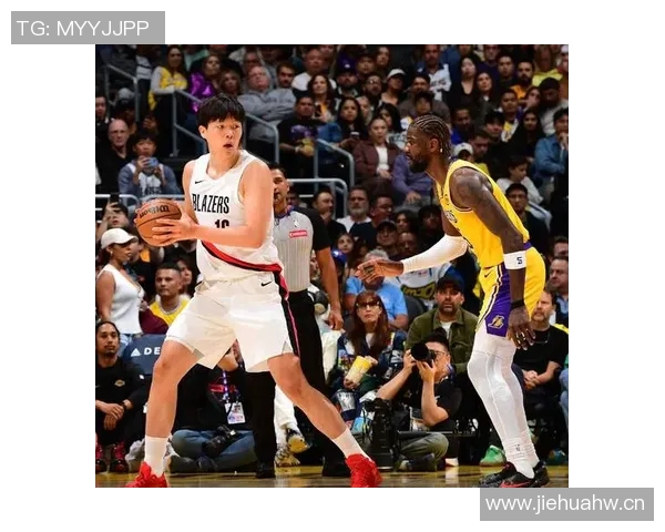 浓眉半场表现低迷仅得6分2板1助正负值全队最低引发关注