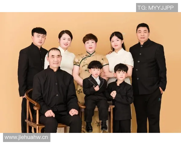 幸福满满的一家人库嫂分享全家福照甜蜜瞬间温馨满溢